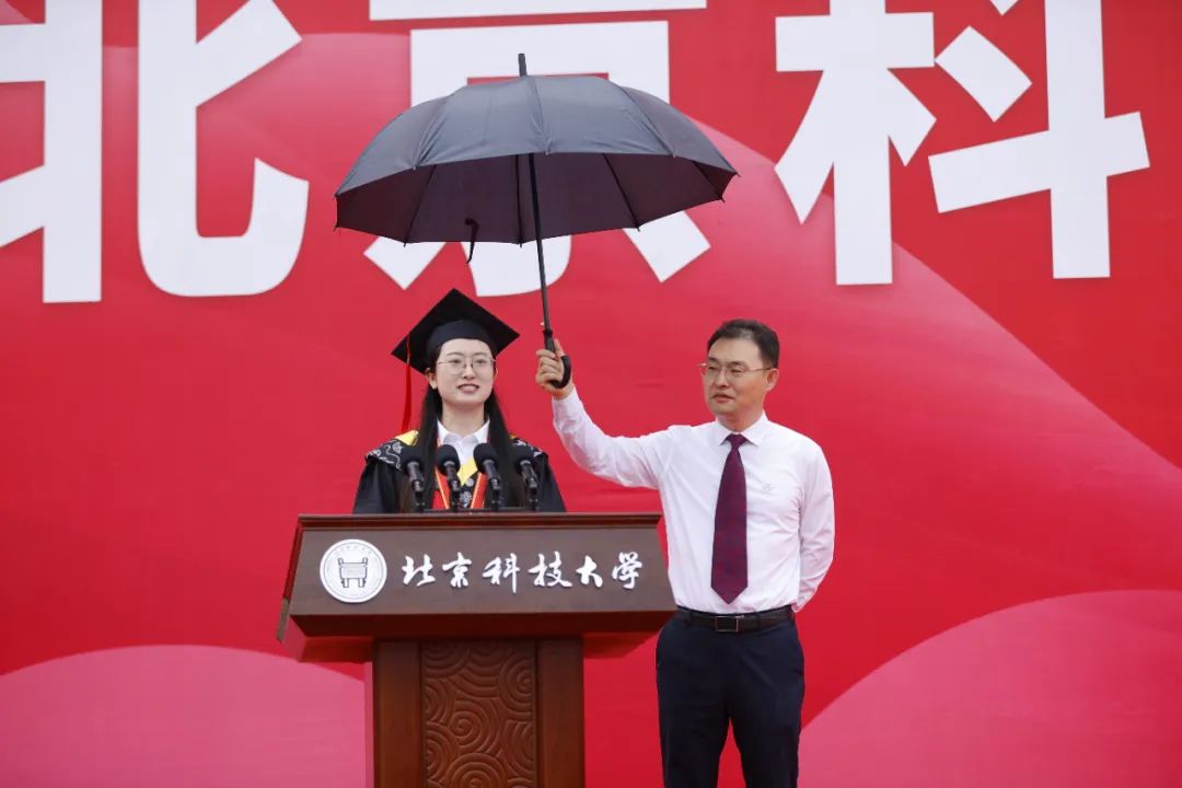 毕业典礼上校领导为博士生撑伞！